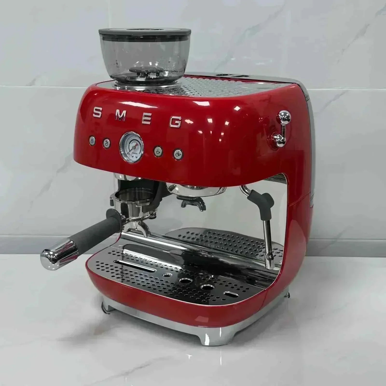 مكينة قهوه Smeg مع مطحنة باللون الأحمر الكلاسيكي red studio view.
