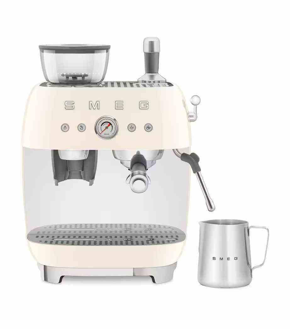 ماكينة اسبريسو احترافية Smeg باللون الكريمي مع إبريق تبخير الحليب cream with pitcher view.