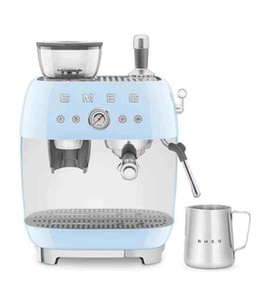 ماكينة اسبريسو احترافية Smeg باللون الأزرق السماوي مع إبريق التبخير blue with pitcher view.