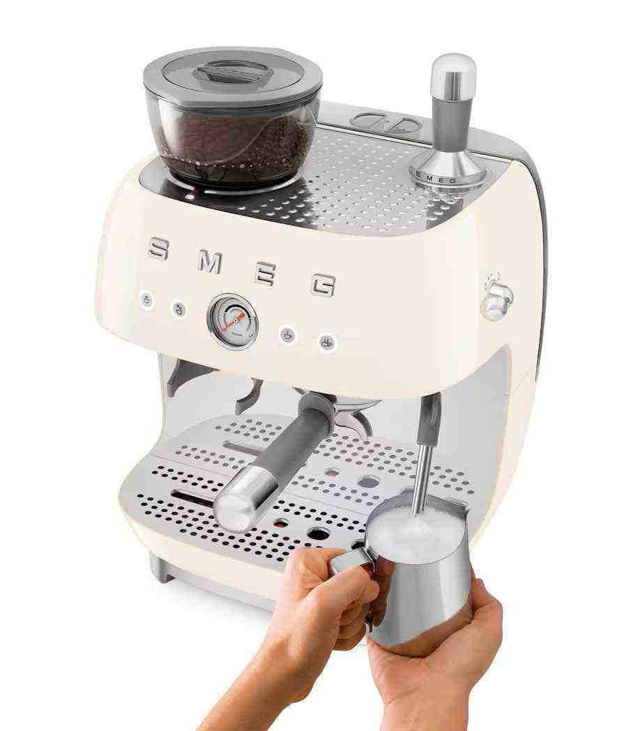 تبخير الحليب باستخدام عصا التبخير لمكينة قهوه Smeg steaming milk process view.