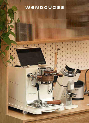 صانعة قهوة Wendougee DATA باللون الأبيض kitchen setup توضح الماكينة بجانب المطحنة في المطبخ.
