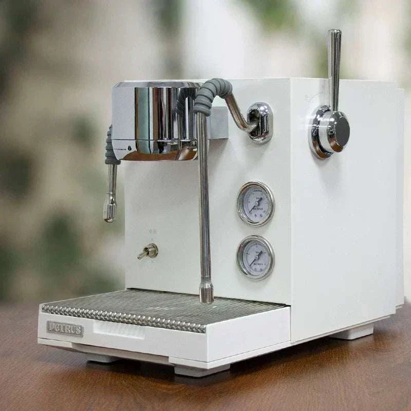 ماكينة تحضير اسبرسو منزلية Wendougee PETRA باللون الأبيض counter setup view توضح تصميم الماكينة على الطاولة.