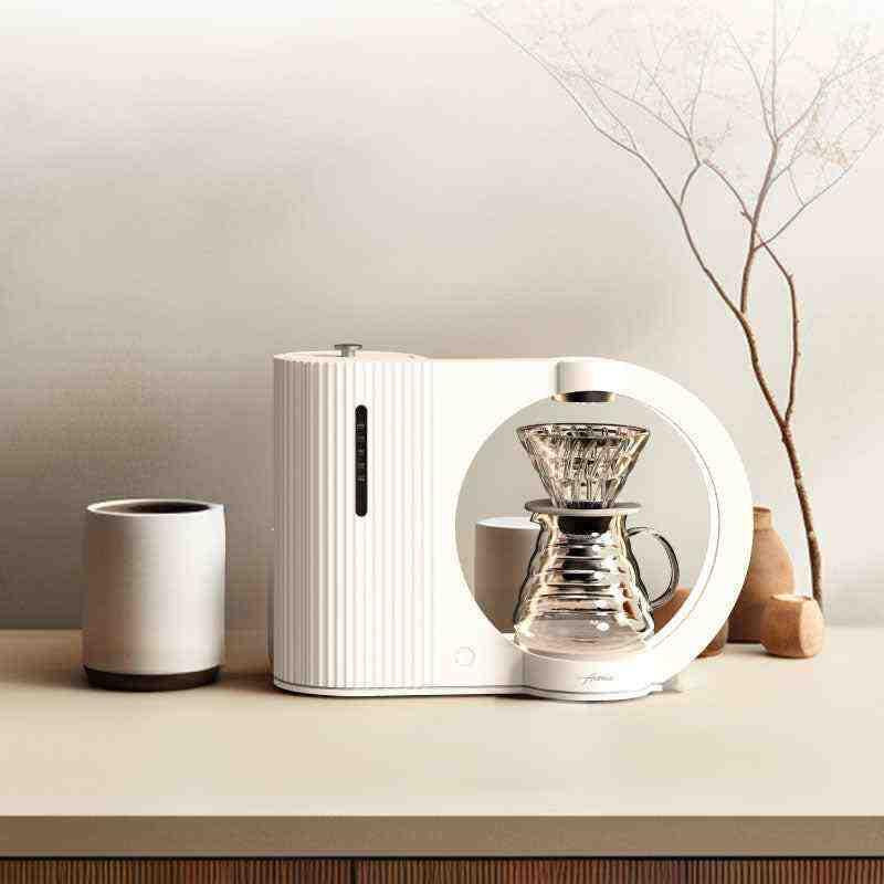 صانعة القهوة المفلترة الأوتوماتيكية Xiris بالتصميم العصري countertop aesthetic setup.