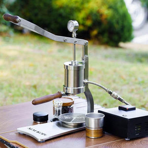 ماكينة اسبريسو احترافية يدوية XOM Craft خارجية outdoor setup view توضح ذراع الرافعة ومقياس الضغط.