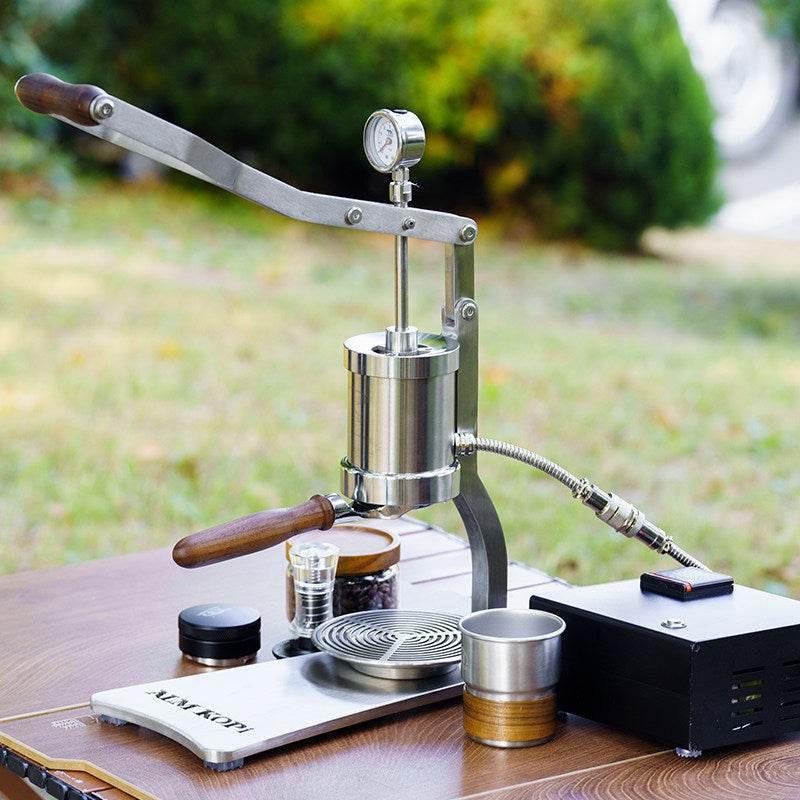 ماكينة اسبريسو احترافية يدوية XOM Craft خارجية outdoor setup view توضح ذراع الرافعة ومقياس الضغط.